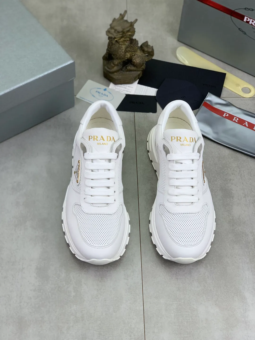 Men's shoes 💰P520 new (higher version) new PRADA (Prada) classic models are on the market at the same time, new men's shoes, 😘fabrics are selected from original imported calfskin. First layer of imported cowhide lining. The original version is awesome! 👍🏿Original open-molded non-slip PU outsole, with exquisite lines, simple and elegant, super comfortable and classy on foot, suitable for leisure travel. Code number: 38-45 (46 customized) 2️⃣ colors available